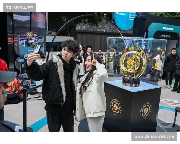 2025世俱杯奖杯首度亮相中国 重庆捧杯之夜点燃全城足球热情
